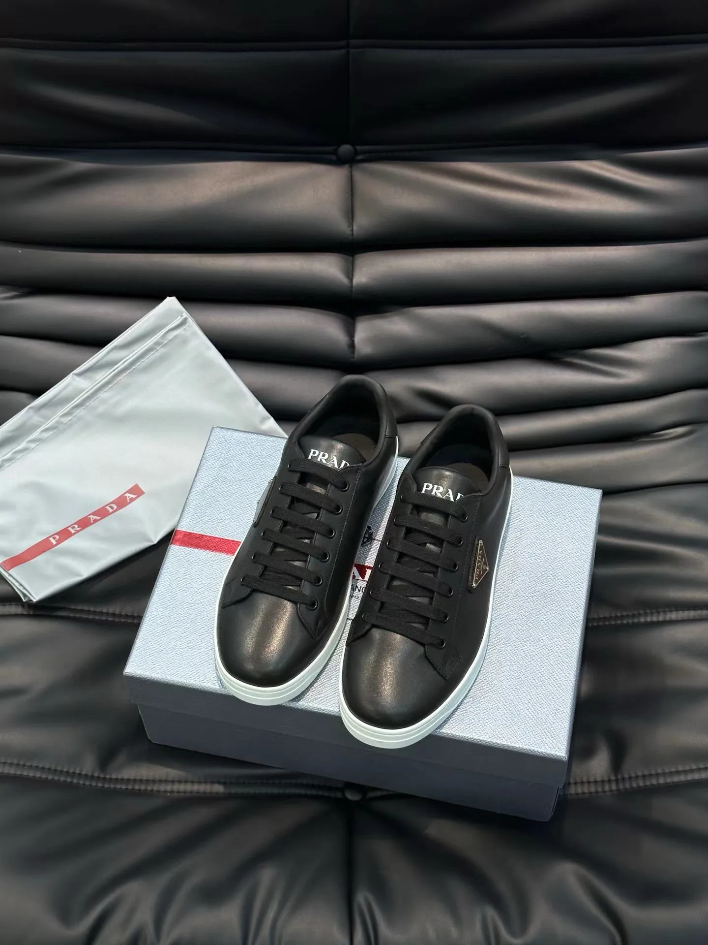 Factory price: 380💰Prada new men's leather sports shoes, the highest version on the market, any comparison is welcome🆚! The original leather has excellent texture and is super high-end! Fetal sheep net lining imported from Italy, removable pad! Luxurious materials and fine workmanship, highly recommended! Code number: 38-44, customized 45